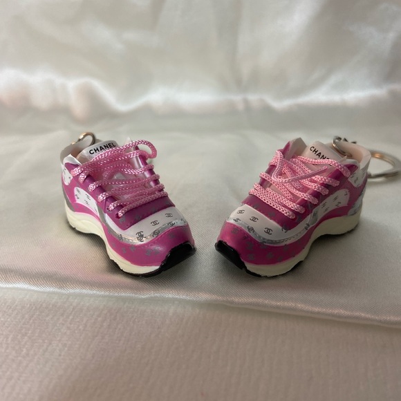 Fashion Pink and White Shoe Keychain - Picture 2 of 2